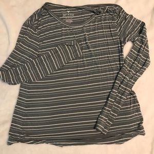 American Eagle Long sleeve; hardly worn; perfect condition